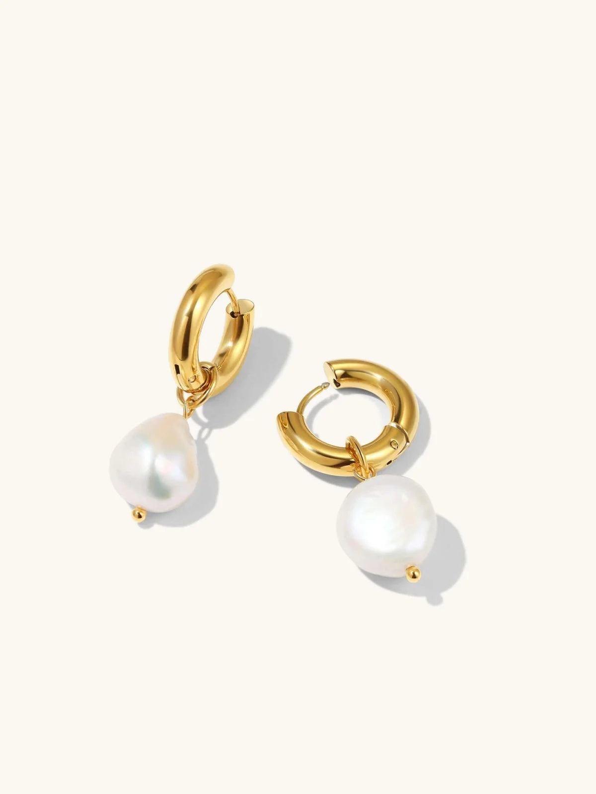 Ohrringe mit Pearl-Anhänger Gold