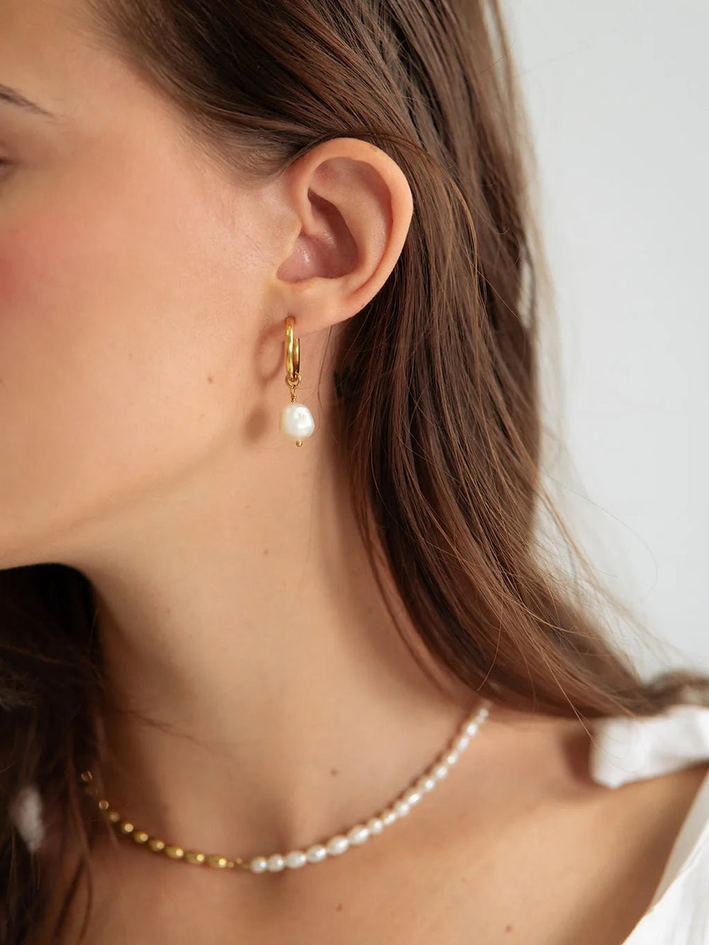 Ohrringe mit Pearl-Anhänger Gold