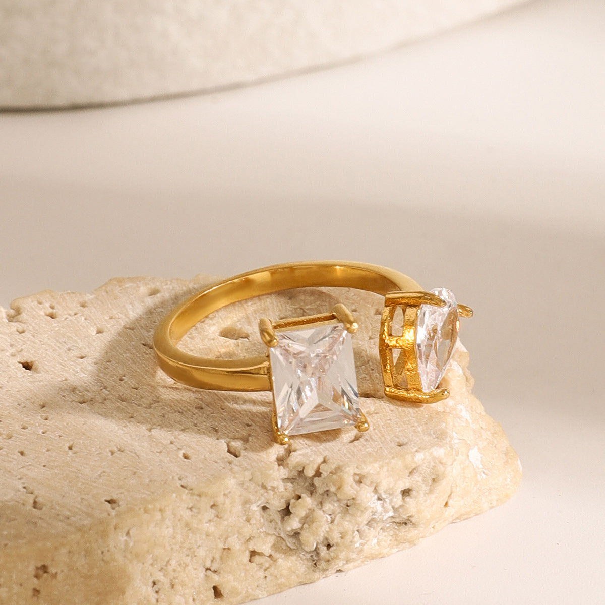 1 Stück Zarte verstellbare Ringe aus Edelstahl mit vergoldetem Zirkonia für Damen